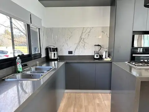 Casa en Venta con 6 cocheras