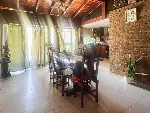 Casa 4 ambientes con 2 baños