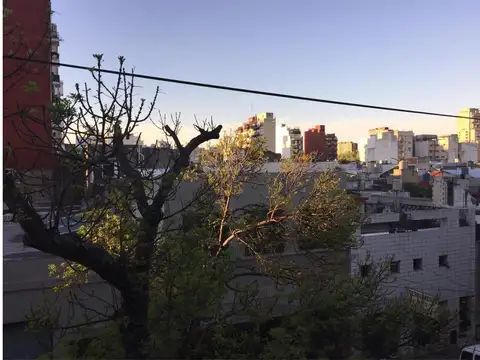 Monoambiente Luminoso balcón a la calle aire acondicionado