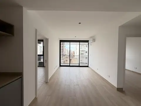 Comodo 3 ambientes con balcón corrido al frente y amenities en Caballito