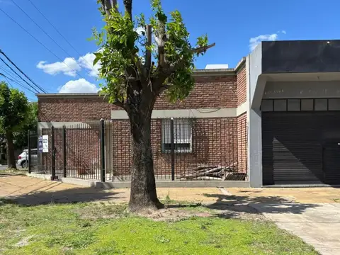 Venta Casa 3 amb. en Haedo con patio, cochera, parrilla y local comercial