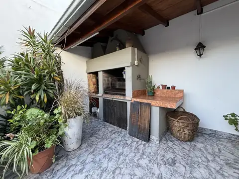 Venta Casa 3 amb. en Haedo con patio, cochera, parrilla y local comercial