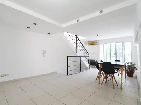 VENTA DUPLEX CON DOBLE COCHERA, BALCON Y PATIO VILLA URQUIZA