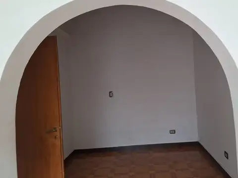 Casa en Alquiler con 2 cocheras
