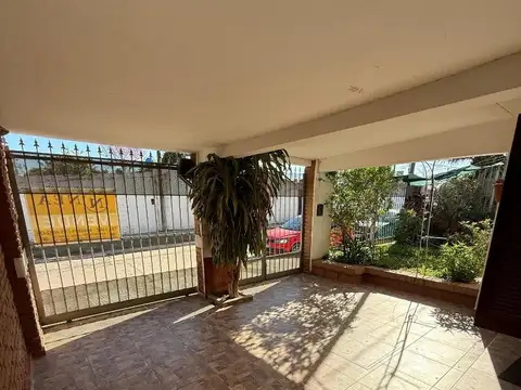 Casa 6 ambientes con 4 baños