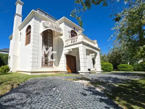 Casa estilo francesa en venta en Septiembre