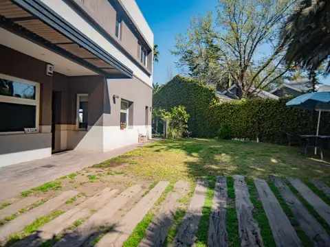 Casa en Alquiler con 3 cocheras