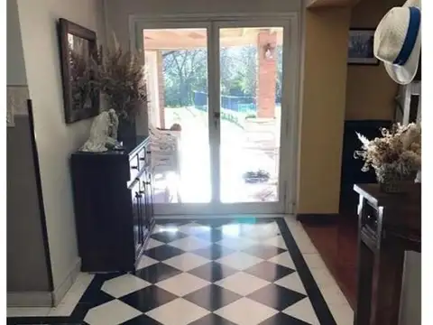 Casa 6 ambientes con 4 baños