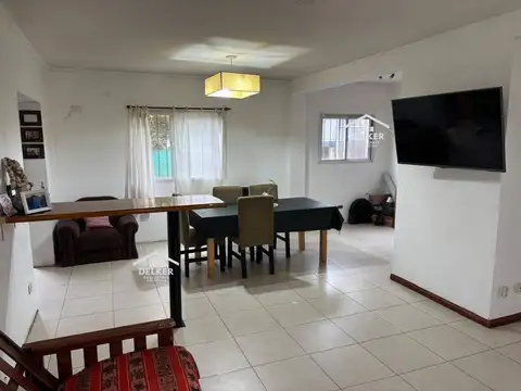 Casa 4 ambientes con 2 baños