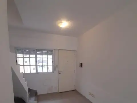 Dúplex de 2 ambientes y medio en alquiler con patio – Villa Luzuriaga