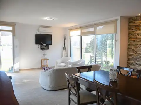 Casa 6 ambientes con 4 baños