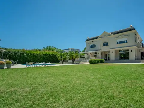 Casa 6 Ambientes en venta  Frente al Golf en Abril Club de Campo