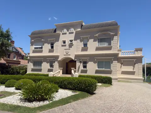 Casa de Categoría en ABRIL Club de Campo | Vista al Golf | Pileta Climatizada