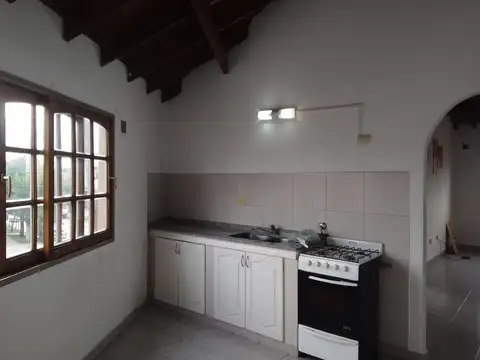 Amplio dos ambientes en primer piso x escalera.
