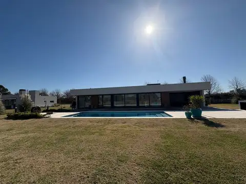 Casa en Venta con 2 cocheras