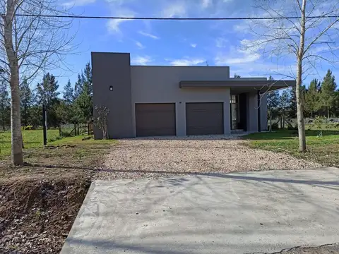 Casa en Venta con 2 cocheras