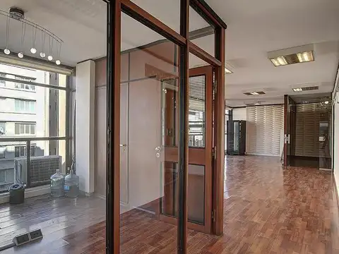 Oficina en piso alto, en esquina. Excelente luz natural y vistas. Muy buen estado.