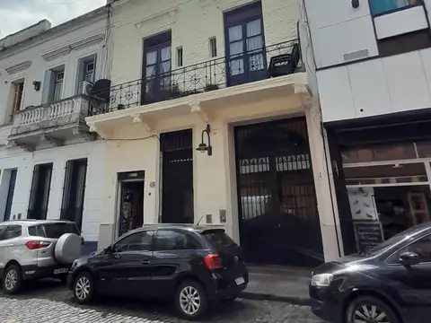 Casa con local comercial.