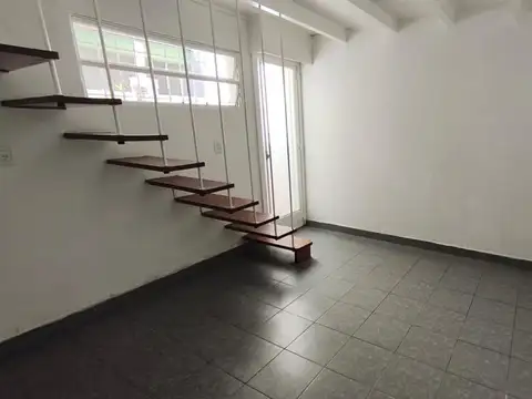 Venta PH dos ambientes patio propio  Beccar