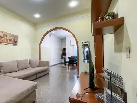 Casa 5 ambientes con 2 baños