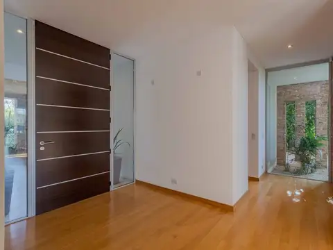 Casa 9 ambientes con 4 baños