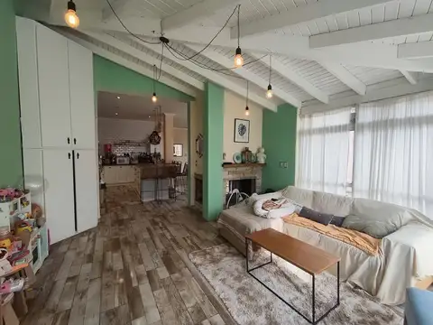 ALQUILER  DE CASA 5 AMBIENTES  CON PATIO PARRILLA Y PILETA - BERNAL