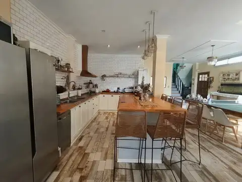 ALQUILER  DE CASA 5 AMBIENTES  CON PATIO PARRILLA Y PILETA - BERNAL