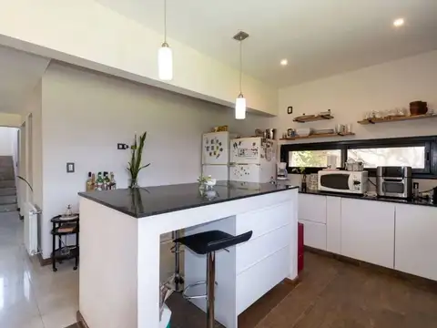 Casa 6 ambientes con 2 baños