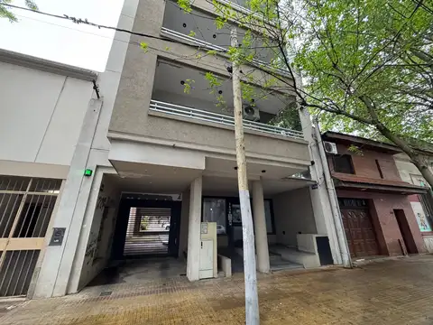 Departamento de una habitación con cochera y balcón
