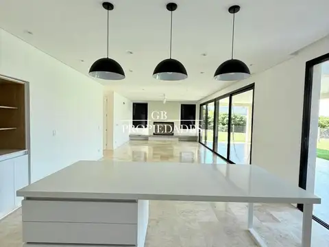 Casa en Alquiler con 4 cocheras