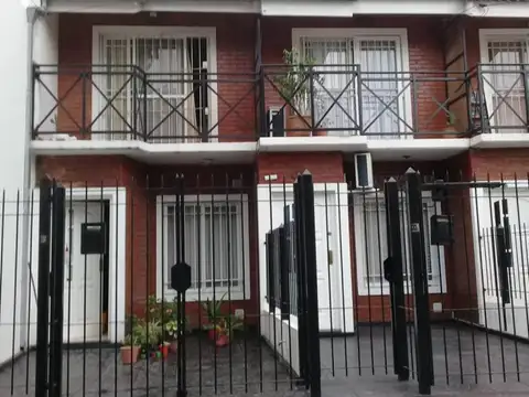 EN VENTA TRIPLEX EN MARTIN CORONADO A 5 CUADRAS DE LA ESTACION, CUENTA CON PATIO - FICHA 9728