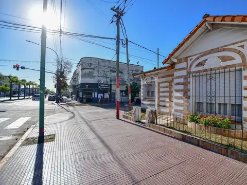 Casa esquina Avenida 2 dormi c/ cochera y patio
