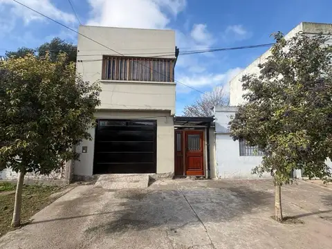 Casa en venta en Los Hornos - 3 ambientes