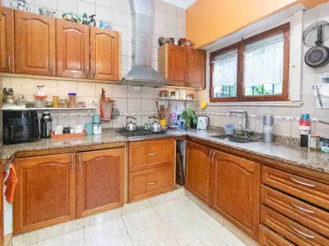 CASA  5 AMB. QUINCHO LAVAVADERO COCHERA P/4 AUTOS