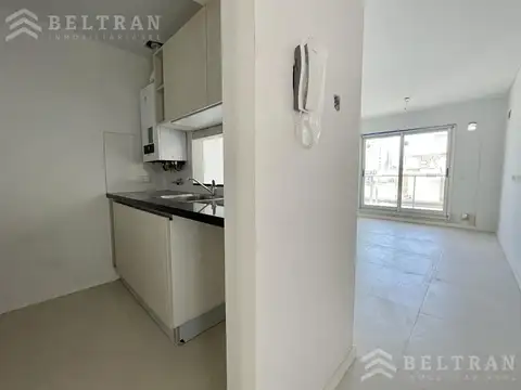 1ero Mayo y San Juan.  1er piso al frente.