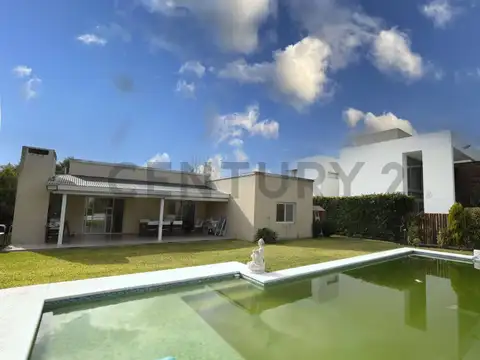 Casa en venta en Fincas de Iraola II de tres dormitorios