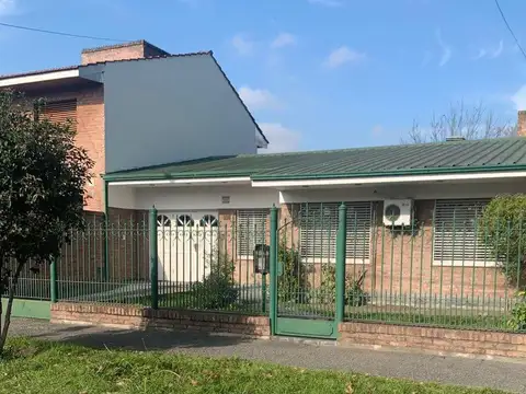 Venta Casa con Jardin en Adrogue