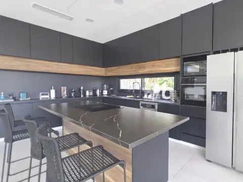 Casa 6 ambientes con 5 baños