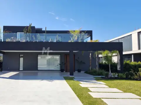 Casa al río en venta en Marinas H