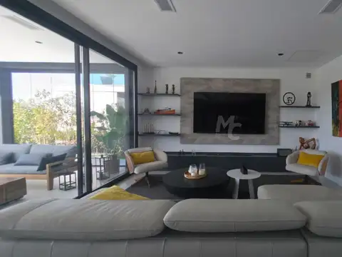 Casa en Venta con 2 cocheras