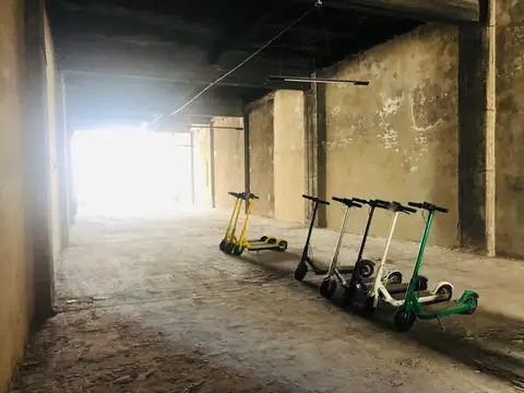 LOCAL 1300 M2 PLANTAS LIBRES EN DOS PISOS 