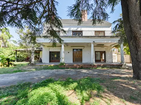 Casa 9 ambientes a Refaccionar en Venta en Martinez