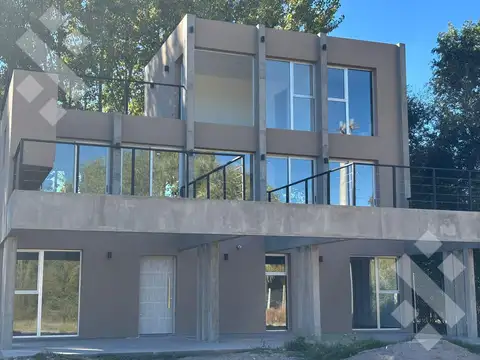 Casa en VENTA a ESTRENAR -  3 DORMITORIOS  - Apta Crédito - B° PRIVADO VILLA DEL RÍO NÁUTICO. Costa de Rio Negro, bajada de lanchas.