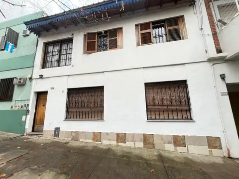 Importante Propiedad Multifamiliar en Venta en Flores | Lote de 332 m² con Tres Viviendas y Amplio Parque