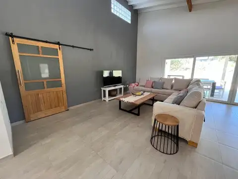 Cod 257 - Casa C.E Barrio Deportivo