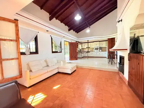 Casa en Alquiler con 2 cocheras