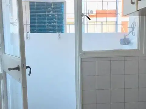 Marcelo T. de Alvear 1200: 2 amb. lateral muy luminoso. Cocina y baño completos. Lav. ind.