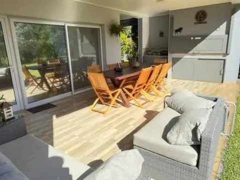 Casa 4 ambientes con 4 baños