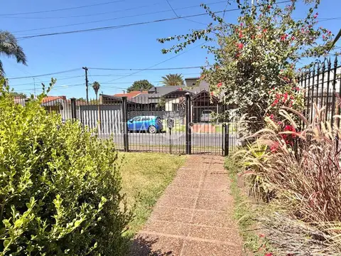Casa 5 ambientes doble cochera en Castelar Sur