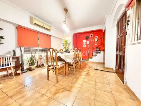 Casa 5 ambientes doble cochera en Castelar Sur